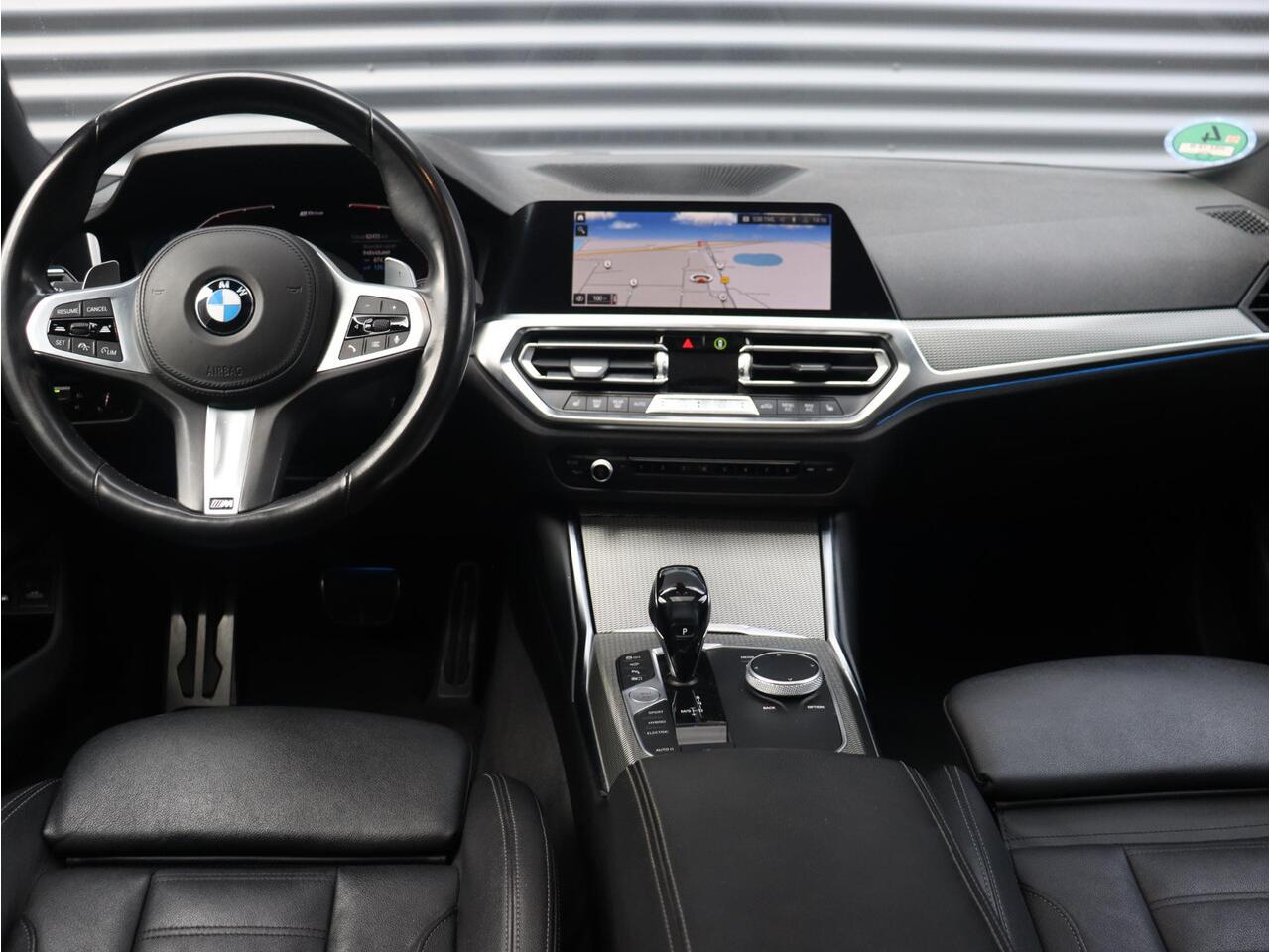 BMW 3-SERIE Touring 330e | High Executive | M Sportpakket | Panodak | Head-Up | Trekhaak | Adaptive Cruise Control | Driving Assistant | Harman Kardon | Laserlight | Parking Assistant Plus | 19'' LMV