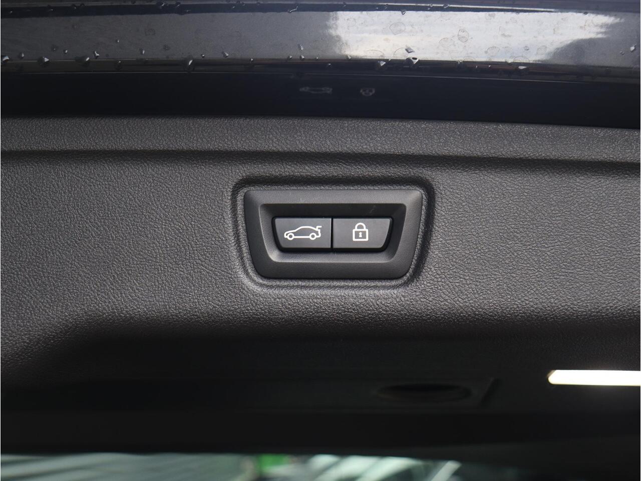 BMW 3-SERIE Touring 330e | High Executive | M Sportpakket | Panodak | Head-Up | Trekhaak | Adaptive Cruise Control | Driving Assistant | Harman Kardon | Laserlight | Parking Assistant Plus | 19'' LMV