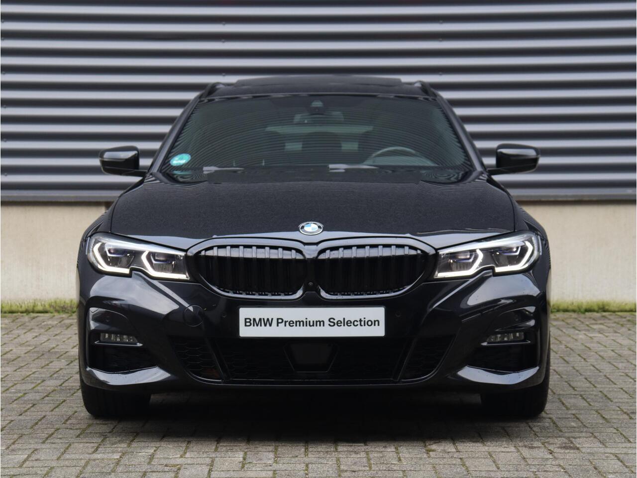 BMW 3-SERIE Touring 330e | High Executive | M Sportpakket | Panodak | Head-Up | Trekhaak | Adaptive Cruise Control | Driving Assistant | Harman Kardon | Laserlight | Parking Assistant Plus | 19'' LMV