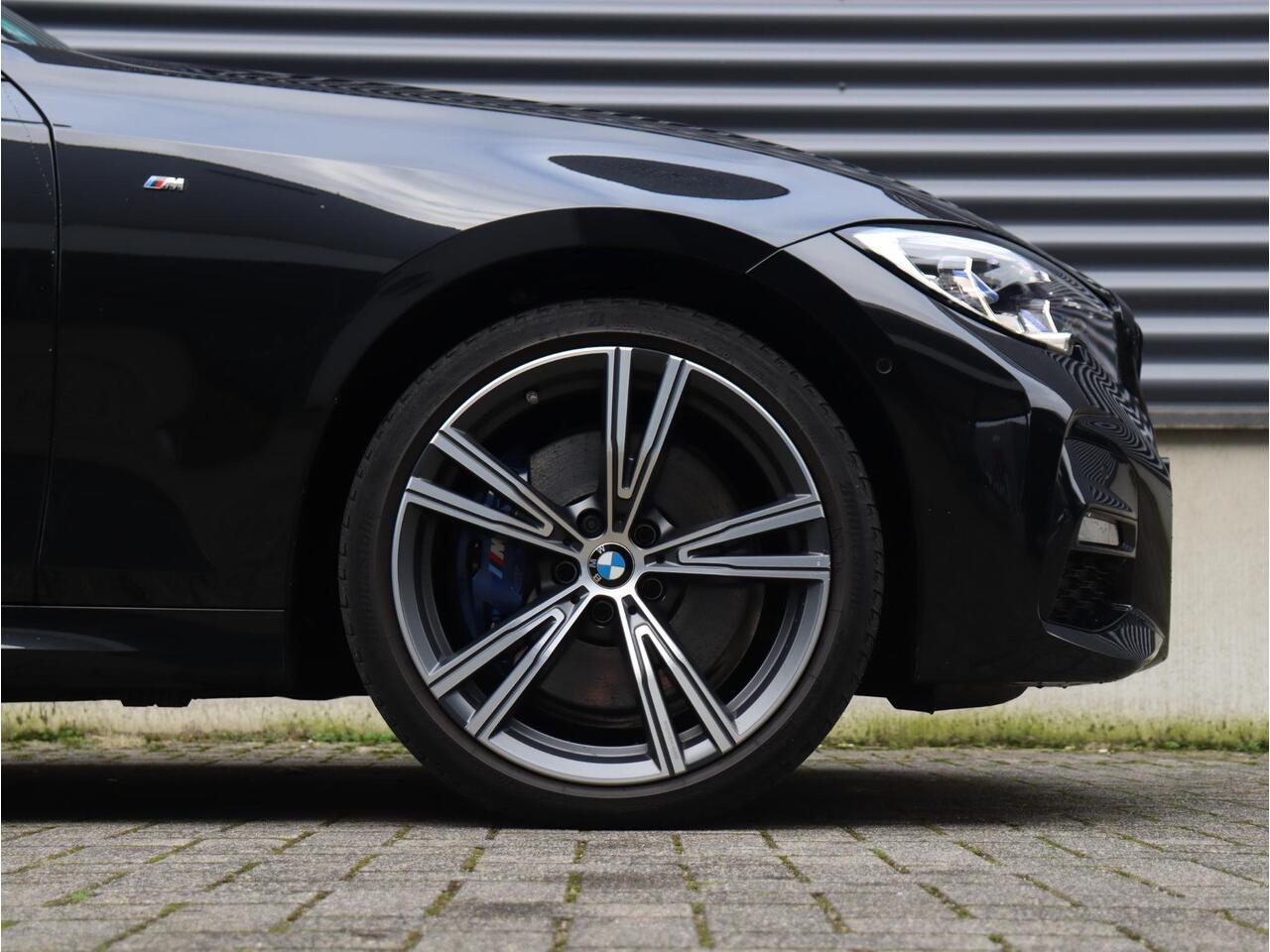 BMW 3-SERIE Touring 330e | High Executive | M Sportpakket | Panodak | Head-Up | Trekhaak | Adaptive Cruise Control | Driving Assistant | Harman Kardon | Laserlight | Parking Assistant Plus | 19'' LMV