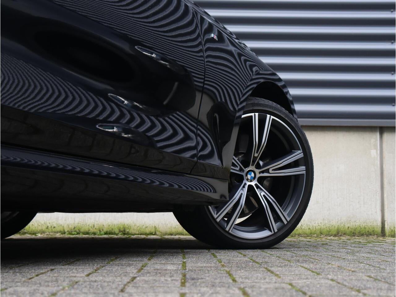 BMW 3-SERIE Touring 330e | High Executive | M Sportpakket | Panodak | Head-Up | Trekhaak | Adaptive Cruise Control | Driving Assistant | Harman Kardon | Laserlight | Parking Assistant Plus | 19'' LMV