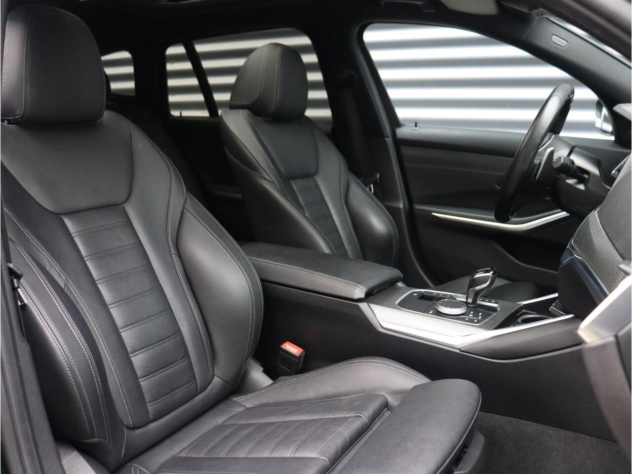 BMW 3-SERIE Touring 330e | High Executive | M Sportpakket | Panodak | Head-Up | Trekhaak | Adaptive Cruise Control | Driving Assistant | Harman Kardon | Laserlight | Parking Assistant Plus | 19'' LMV