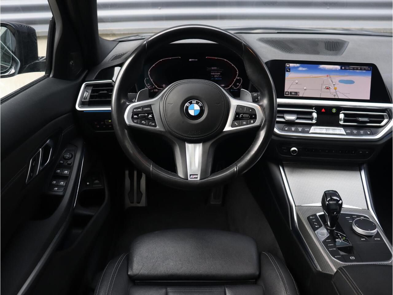 BMW 3-SERIE Touring 330e | High Executive | M Sportpakket | Panodak | Head-Up | Trekhaak | Adaptive Cruise Control | Driving Assistant | Harman Kardon | Laserlight | Parking Assistant Plus | 19'' LMV