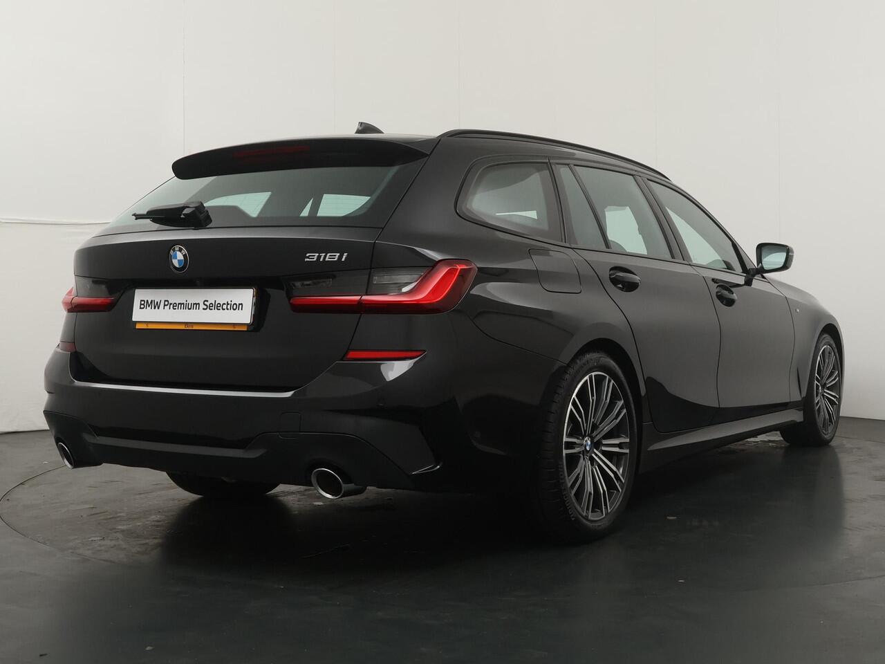 BMW 3-SERIE Touring 318i Business Edition | M Sport | Parking Pack | Trekhaak |