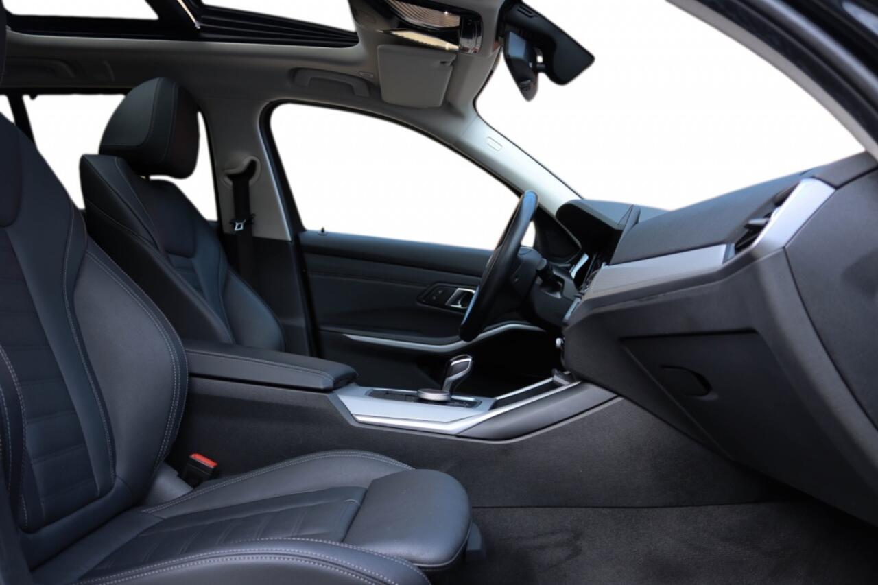 BMW 3-SERIE touring 330e Advantage Pano l Leder l Driver Assistance Pack l Stuur sto