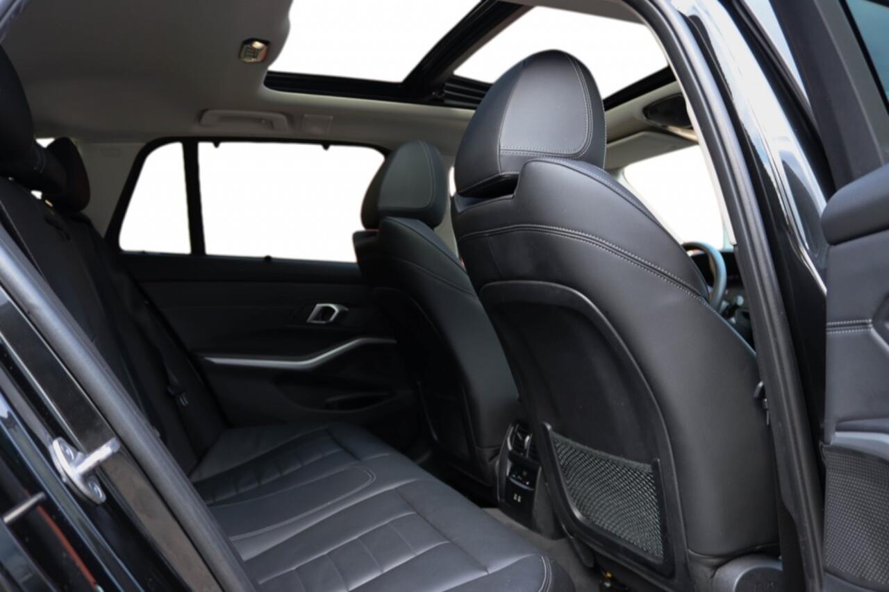 BMW 3-SERIE touring 330e Advantage Pano l Leder l Driver Assistance Pack l Stuur sto