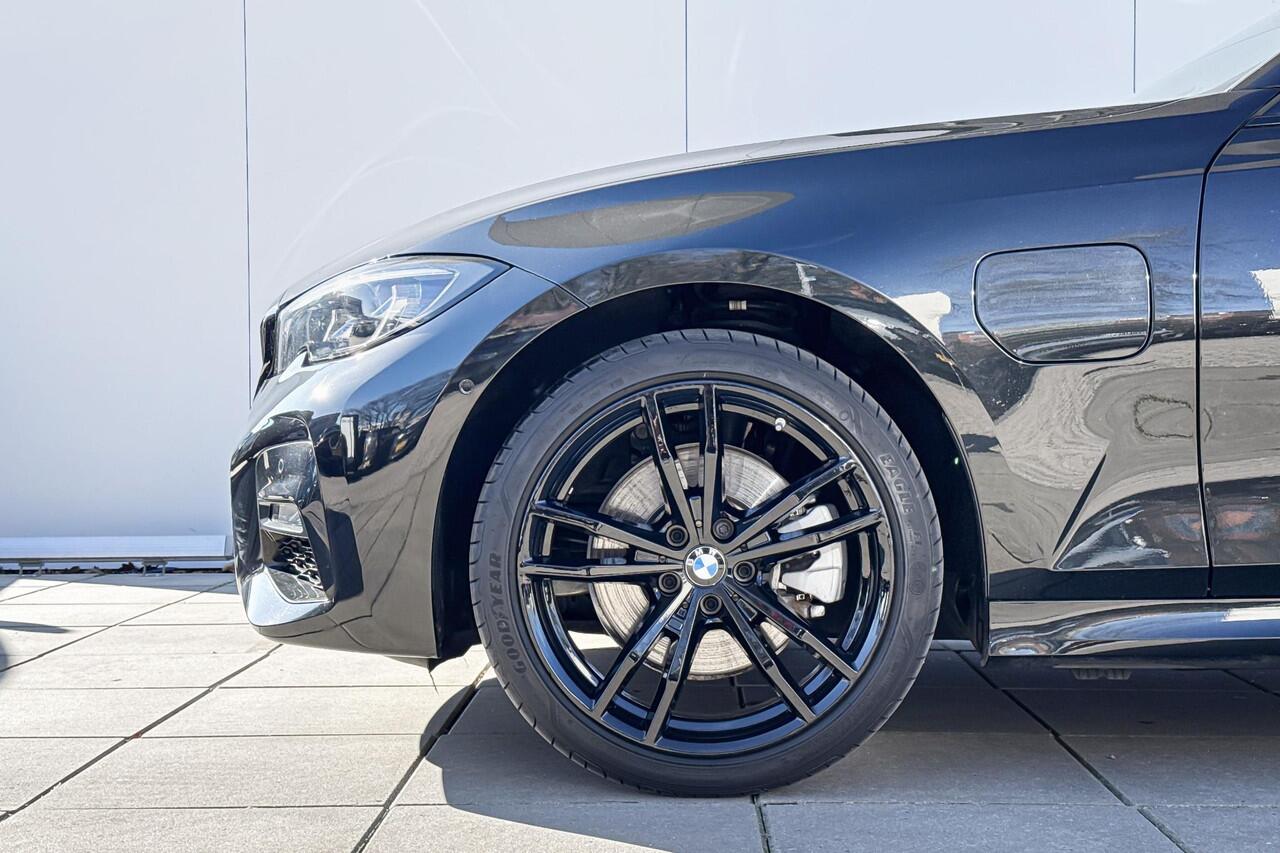 BMW 3-SERIE Touring 320e Business Edition Plus M-Sport / Comfort Acces / Geluidswerende Ruiten / Panorama Dak / Laser Lichten / Stuurwielrand Verwarming / Getint Glas