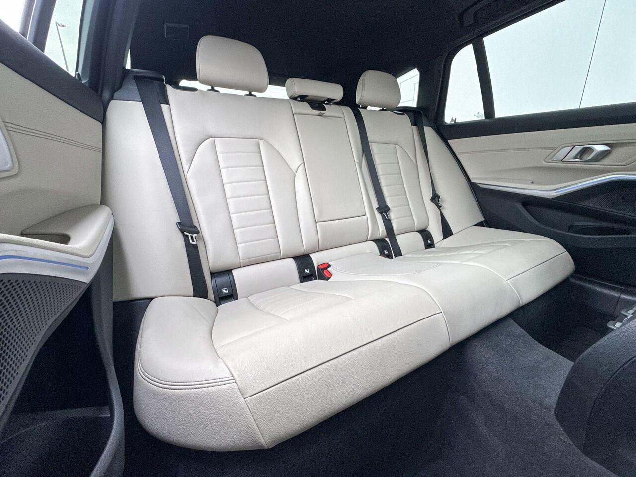 BMW 3-SERIE Touring 320e Business Edition Plus M-Sport / Comfort Acces / Geluidswerende Ruiten / Panorama Dak / Laser Lichten / Stuurwielrand Verwarming / Getint Glas