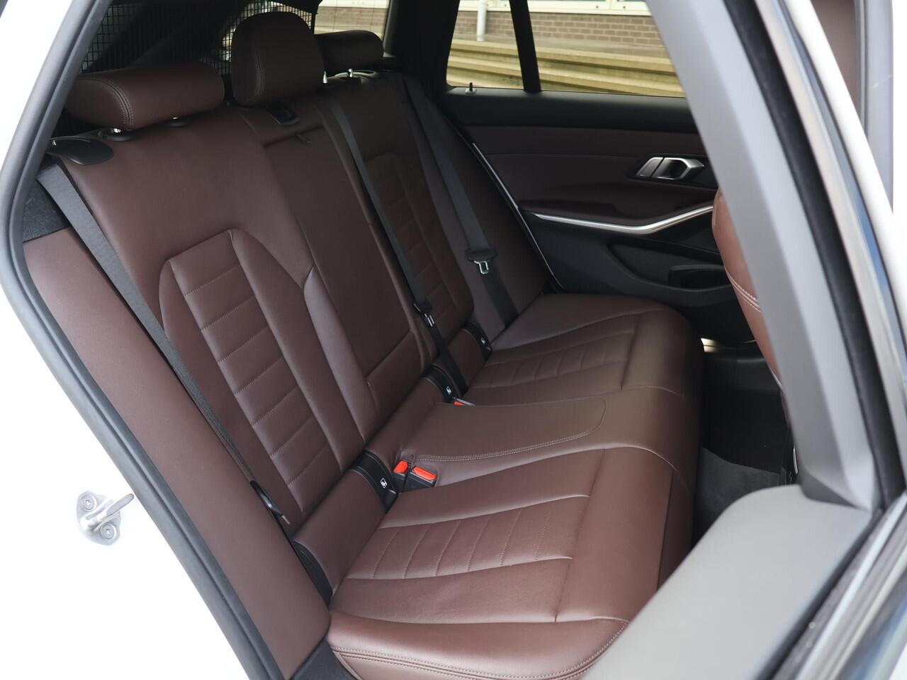 BMW 3-SERIE Touring 320d HIGH EXECUTIVE SPORTLINE 190 PK AUT. *ALPINWEISS* + ELEK. TREKHAAK | LASER LED | 18 INCH | STOEL/STUURWIELVERW.