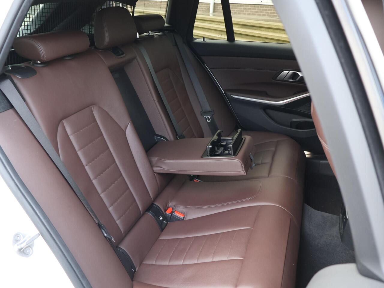 BMW 3-SERIE Touring 320d HIGH EXECUTIVE SPORTLINE 190 PK AUT. *ALPINWEISS* + ELEK. TREKHAAK | LASER LED | 18 INCH | STOEL/STUURWIELVERW.