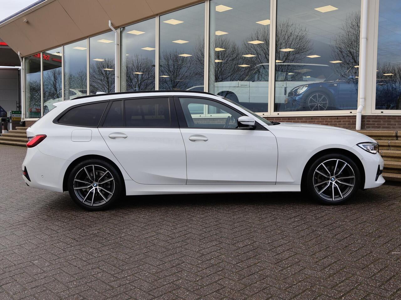 BMW 3-SERIE Touring 320d HIGH EXECUTIVE SPORTLINE 190 PK AUT. *ALPINWEISS* + ELEK. TREKHAAK | LASER LED | 18 INCH | STOEL/STUURWIELVERW.