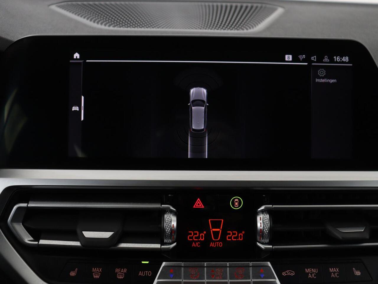 BMW 3-SERIE 318d Sport Line | Stoelverwarming | Sportstoelen | Carplay | Live Cockpit | Half leder | Navigatie | Full LED | Parkeerhulp | Cruise control