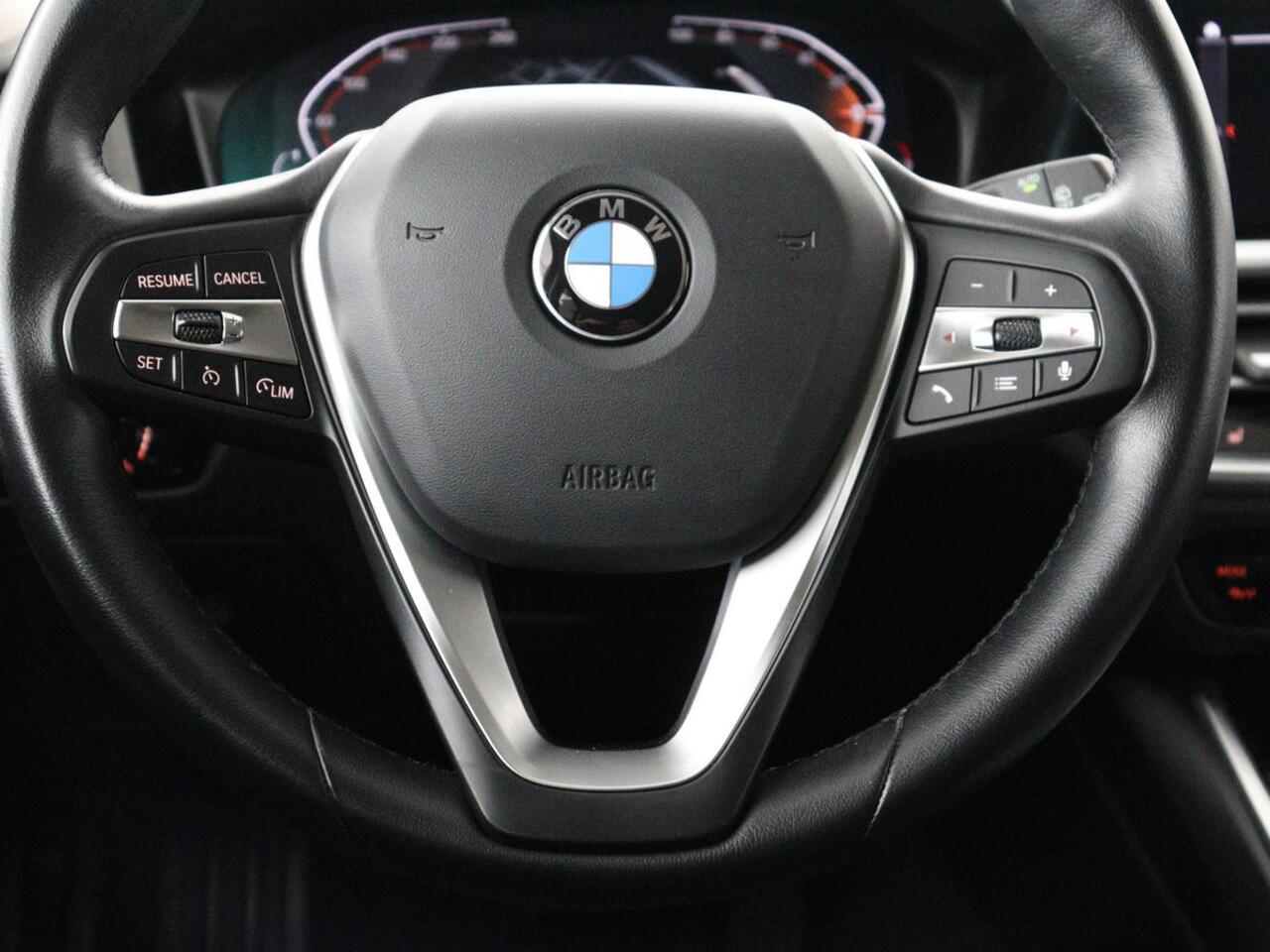 BMW 3-SERIE 318d Sport Line | Stoelverwarming | Sportstoelen | Carplay | Live Cockpit | Half leder | Navigatie | Full LED | Parkeerhulp | Cruise control