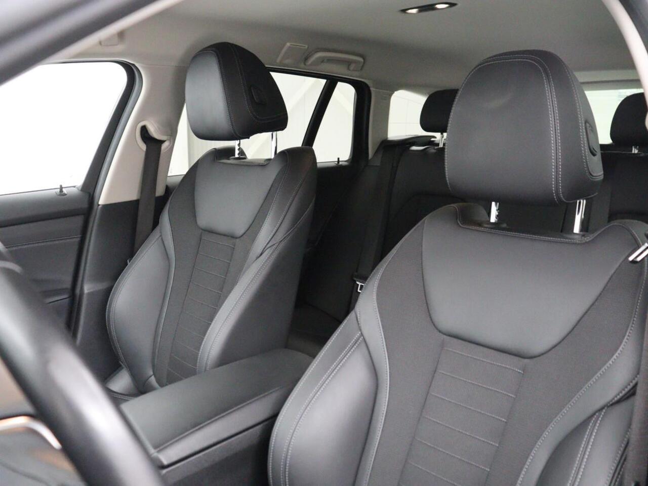 BMW 3-SERIE 318d Sport Line | Stoelverwarming | Sportstoelen | Carplay | Live Cockpit | Half leder | Navigatie | Full LED | Parkeerhulp | Cruise control