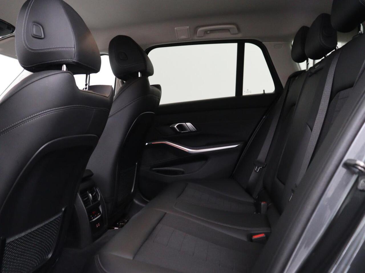 BMW 3-SERIE 318d Sport Line | Stoelverwarming | Sportstoelen | Carplay | Live Cockpit | Half leder | Navigatie | Full LED | Parkeerhulp | Cruise control