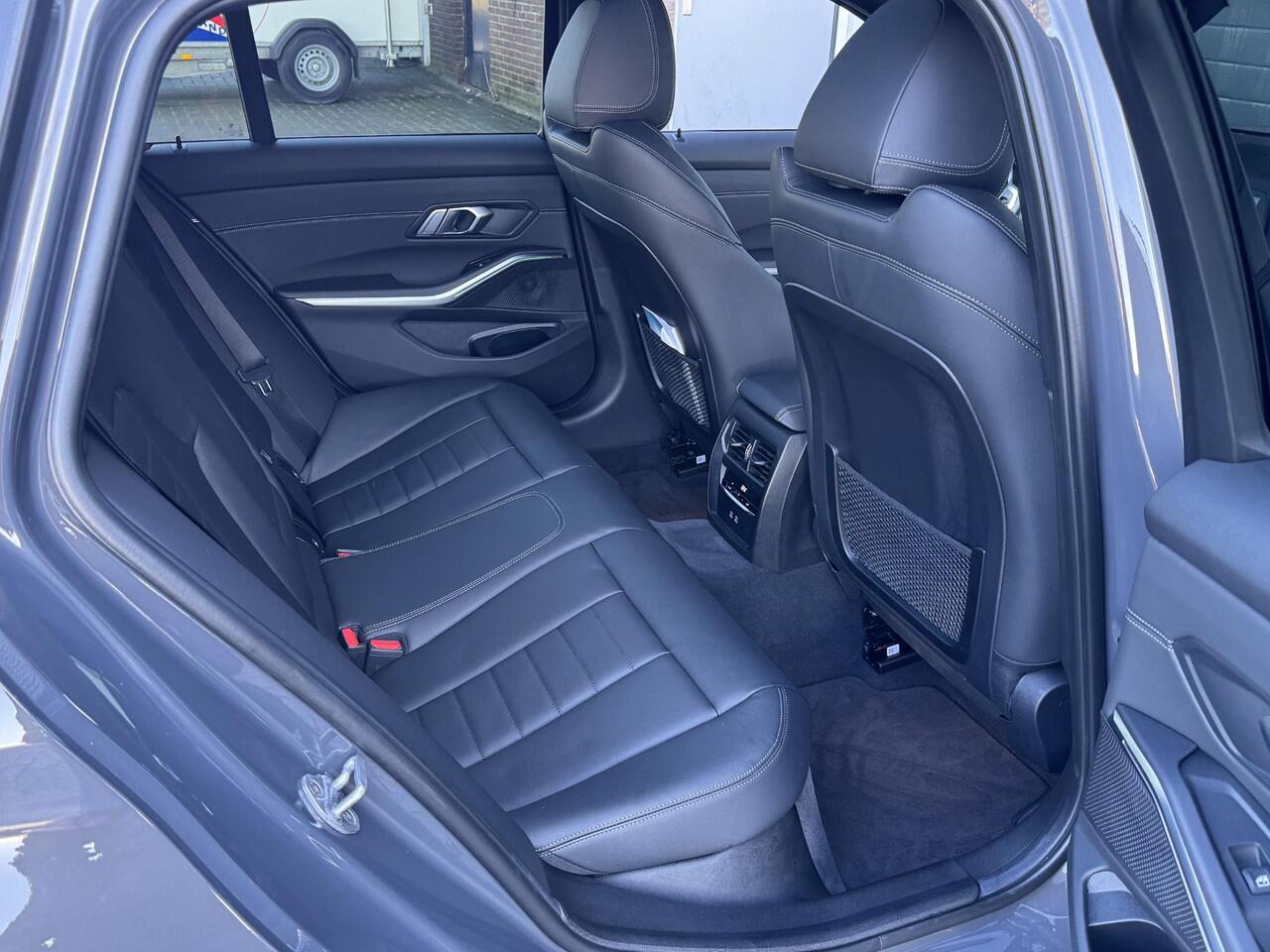 BMW 3-SERIE TOURING 320i HIGH EXECUTIVE EDITION I SPORTLINE I SCHUIFDAK I LEDEREN BEKLEDING I STOELVERWARMING