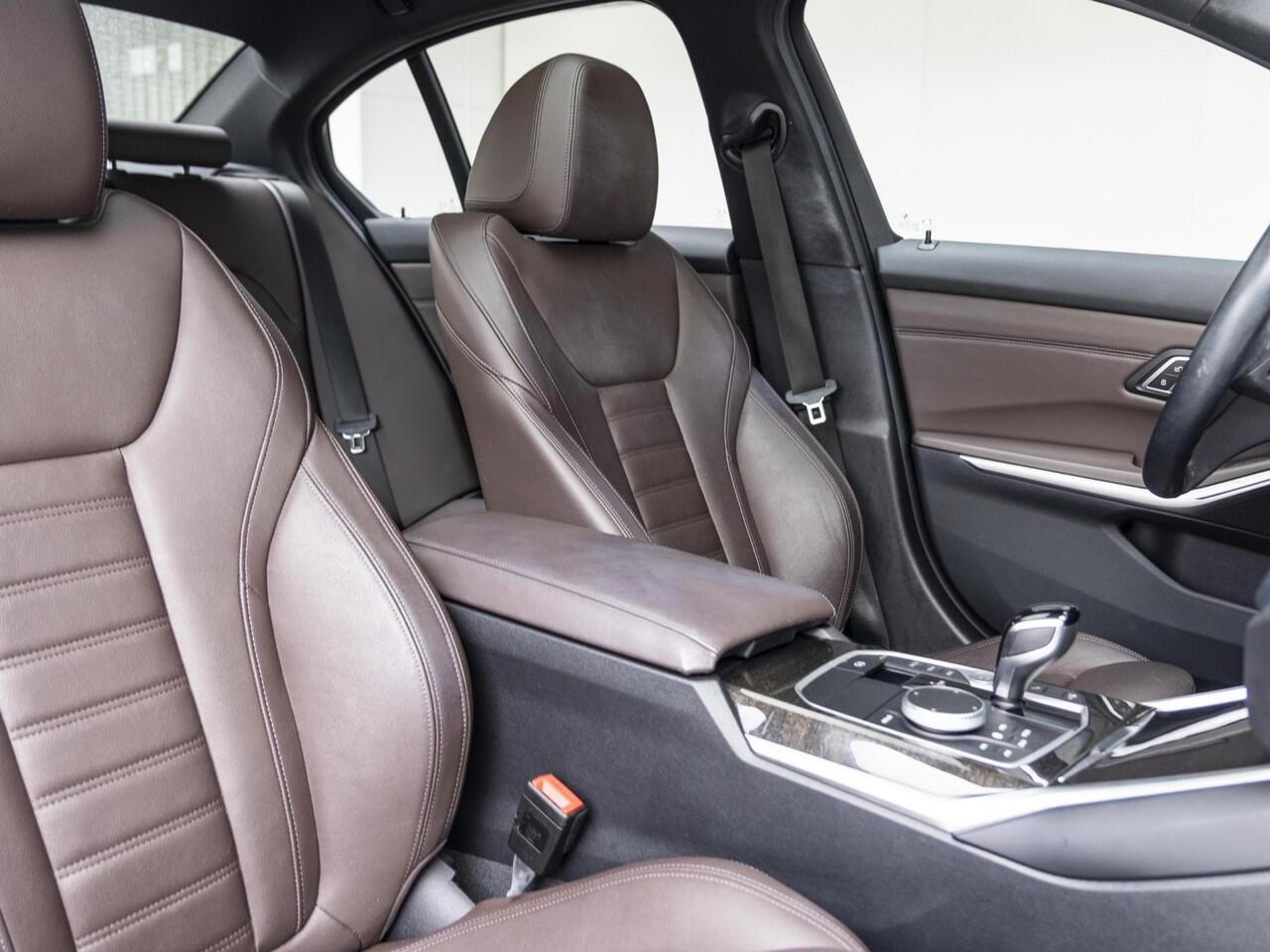BMW 3-SERIE Sedan 320e | High Executive | Parking Pack | Achteruitrijcamera | Schuif-/kanteldak | Stoelverwarming | 18'' | Lentevoordeel