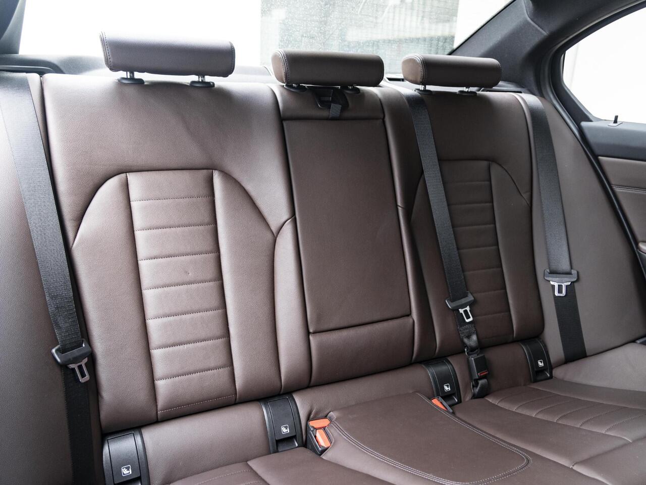 BMW 3-SERIE Sedan 320e | High Executive | Parking Pack | Achteruitrijcamera | Schuif-/kanteldak | Stoelverwarming | 18'' | Lentevoordeel