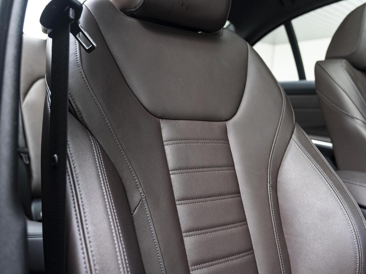BMW 3-SERIE Sedan 320e | High Executive | Parking Pack | Achteruitrijcamera | Schuif-/kanteldak | Stoelverwarming | 18'' | Lentevoordeel