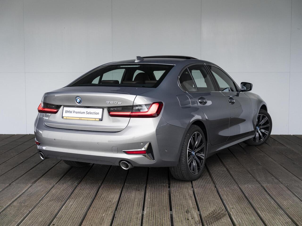 BMW 3-SERIE Sedan 320e | High Executive | Parking Pack | Achteruitrijcamera | Schuif-/kanteldak | Stoelverwarming | 18'' | Lentevoordeel