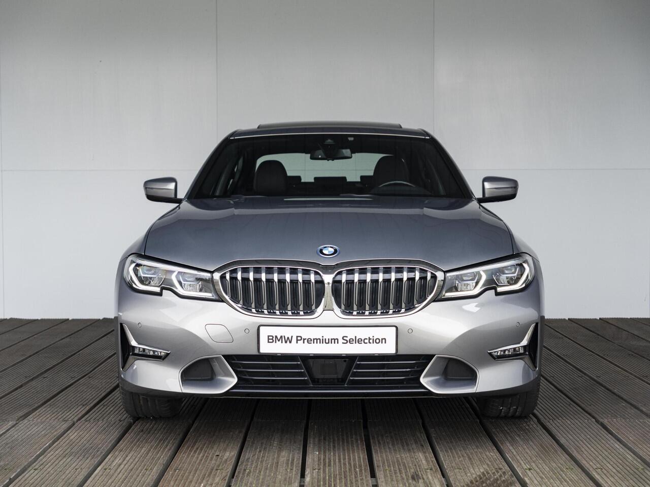 BMW 3-SERIE Sedan 320e | High Executive | Parking Pack | Achteruitrijcamera | Schuif-/kanteldak | Stoelverwarming | 18'' | Lentevoordeel