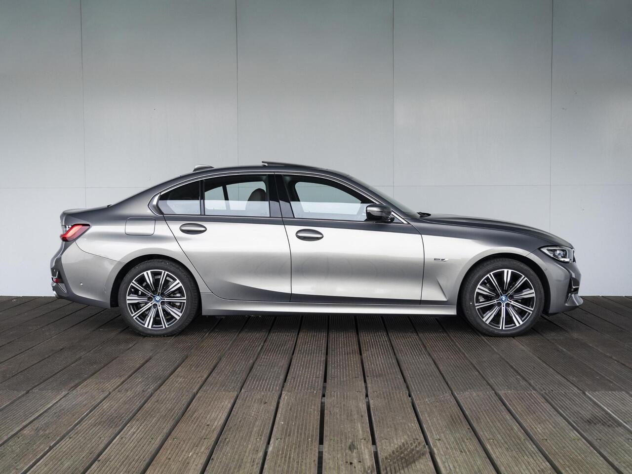 BMW 3-SERIE Sedan 320e | High Executive | Parking Pack | Achteruitrijcamera | Schuif-/kanteldak | Stoelverwarming | 18'' | Lentevoordeel