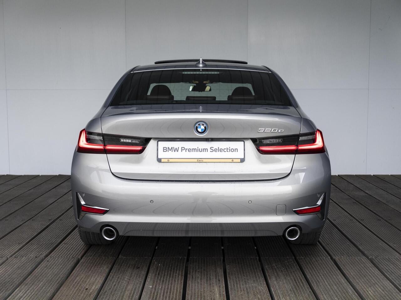 BMW 3-SERIE Sedan 320e | High Executive | Parking Pack | Achteruitrijcamera | Schuif-/kanteldak | Stoelverwarming | 18'' | Lentevoordeel