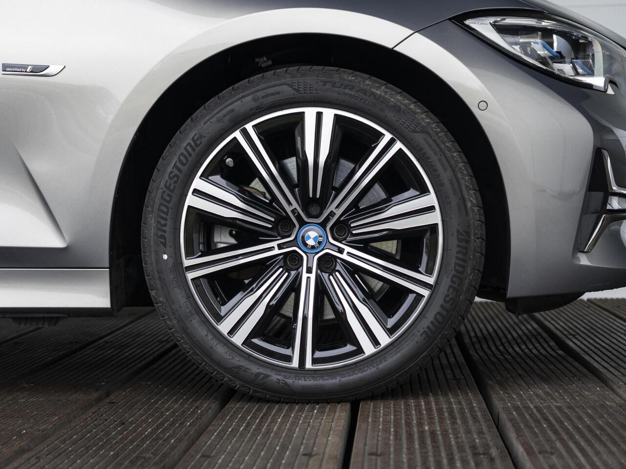 BMW 3-SERIE Sedan 320e | High Executive | Parking Pack | Achteruitrijcamera | Schuif-/kanteldak | Stoelverwarming | 18'' | Lentevoordeel