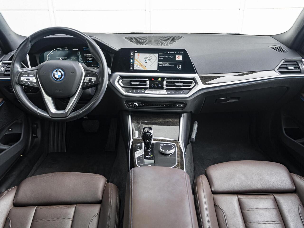 BMW 3-SERIE Sedan 320e | High Executive | Parking Pack | Achteruitrijcamera | Schuif-/kanteldak | Stoelverwarming | 18'' | Lentevoordeel