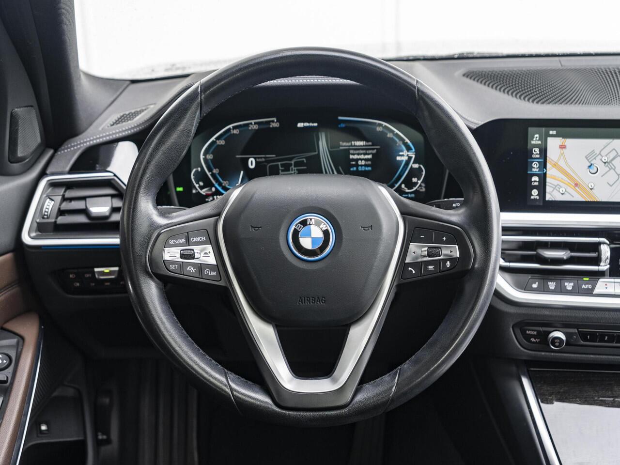 BMW 3-SERIE Sedan 320e | High Executive | Parking Pack | Achteruitrijcamera | Schuif-/kanteldak | Stoelverwarming | 18'' | Lentevoordeel