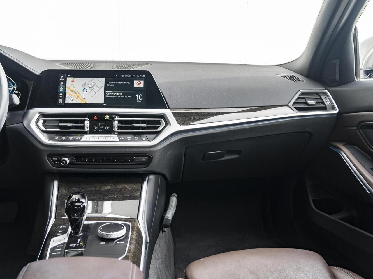 BMW 3-SERIE Sedan 320e | High Executive | Parking Pack | Achteruitrijcamera | Schuif-/kanteldak | Stoelverwarming | 18'' | Lentevoordeel
