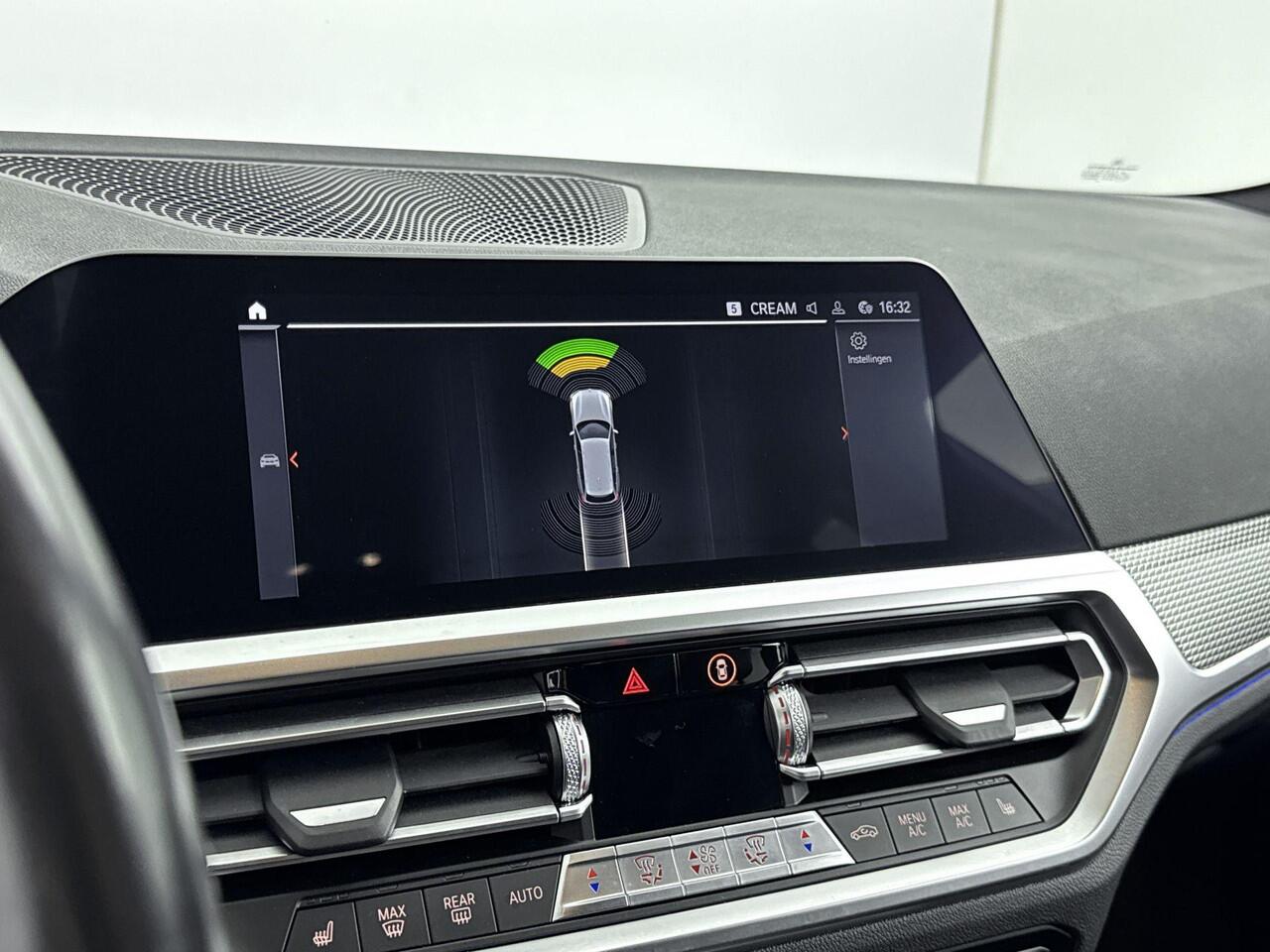 BMW 3-SERIE Touring 320i Executive Edition 184PK | M-Sport | Sportstoelen | Stoelverwarming | Elektrische Kofferklep | Navigatie | Zwarte details | Apple CarPlay & Android Auto