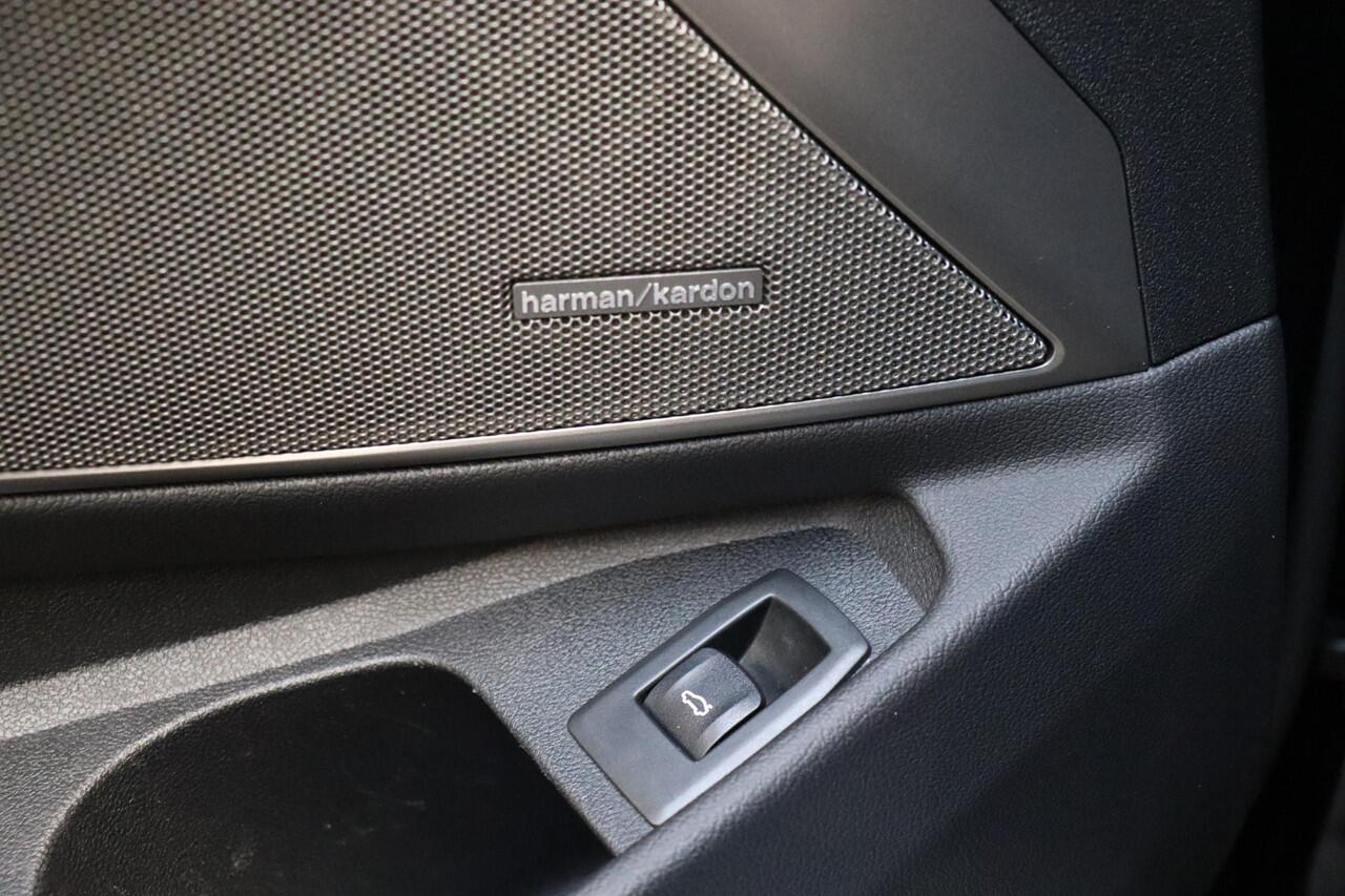 BMW 3-SERIE Touring 330i xDrive High Executive M Sport / Panoramadak / Head-Up Display / Trekhaak / Leder / Apple CarPlay / Harman Kardon / 19 Inch / Laserlicht / M Sportremsysteem / Adaptief M-onderstel