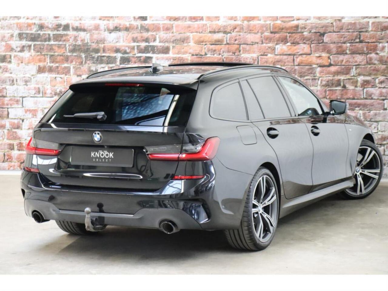 BMW 3-SERIE Touring 330i xDrive High Executive M Sport / Panoramadak / Head-Up Display / Trekhaak / Leder / Apple CarPlay / Harman Kardon / 19 Inch / Laserlicht / M Sportremsysteem / Adaptief M-onderstel