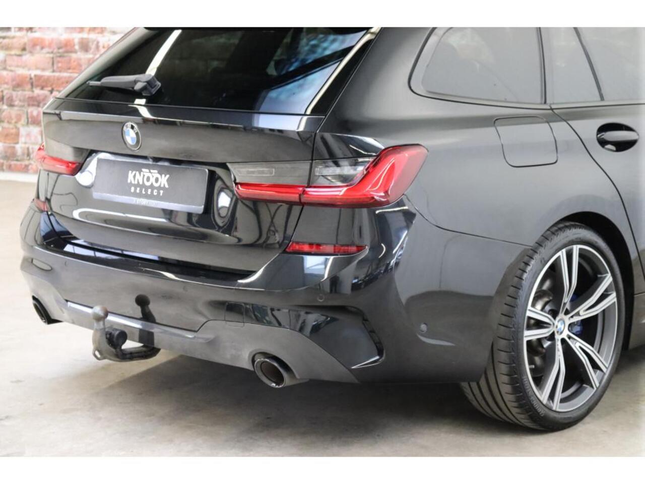 BMW 3-SERIE Touring 330i xDrive High Executive M Sport / Panoramadak / Head-Up Display / Trekhaak / Leder / Apple CarPlay / Harman Kardon / 19 Inch / Laserlicht / M Sportremsysteem / Adaptief M-onderstel