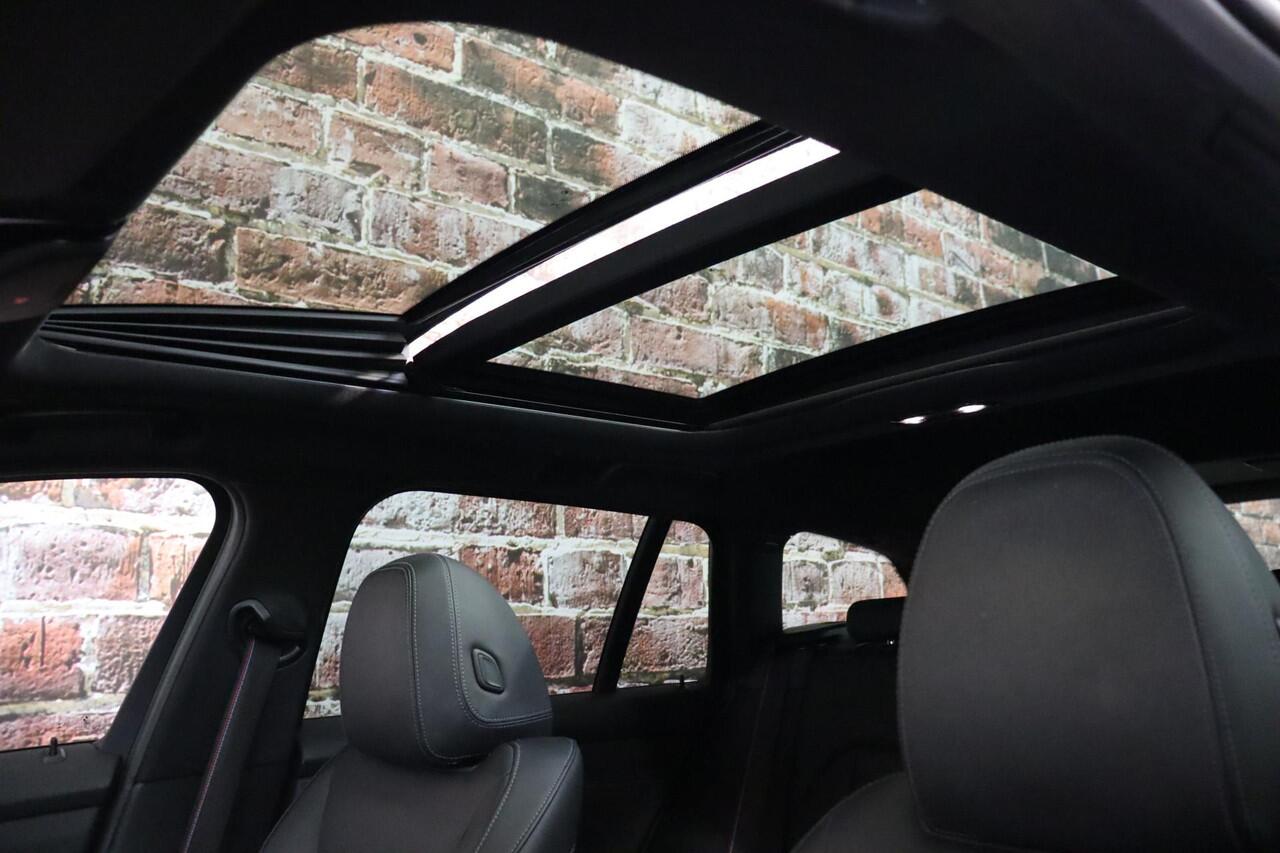BMW 3-SERIE Touring 330i xDrive High Executive M Sport / Panoramadak / Head-Up Display / Trekhaak / Leder / Apple CarPlay / Harman Kardon / 19 Inch / Laserlicht / M Sportremsysteem / Adaptief M-onderstel