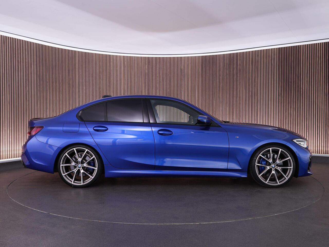 BMW 3-SERIE M340i xDrive 374pk High Executive |EU-auto|dealer onderhouden|M-sport|M-sport diff|Portimao Blue metallic|Eibach verlagingsveren|Harman&Kardon|memory|Apple Carplay|elek. trekhaak|stoelverwarming & stuur verwarming|