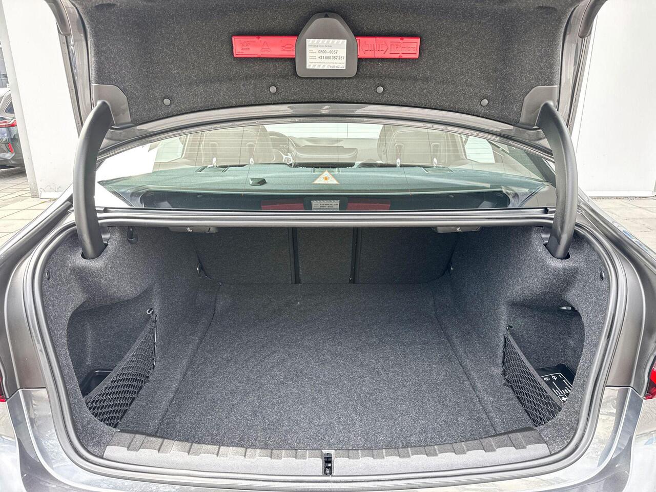 BMW 3-SERIE Sedan 318i Sport Line / Stuurverwarming / Stoelverwarming / Trekhaak