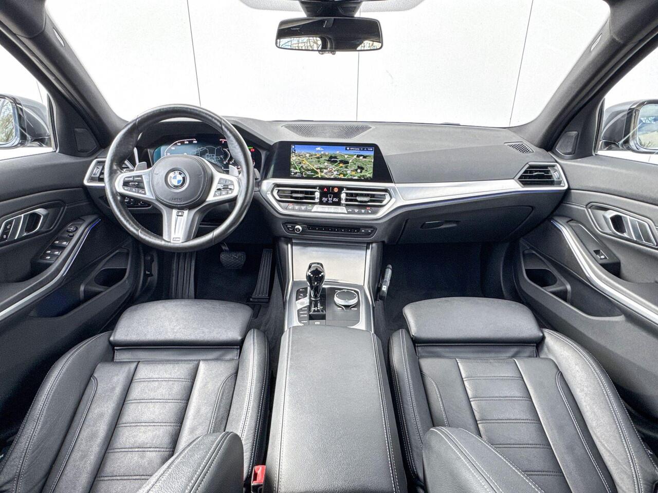 BMW 3-SERIE Sedan 318i Sport Line / Stuurverwarming / Stoelverwarming / Trekhaak
