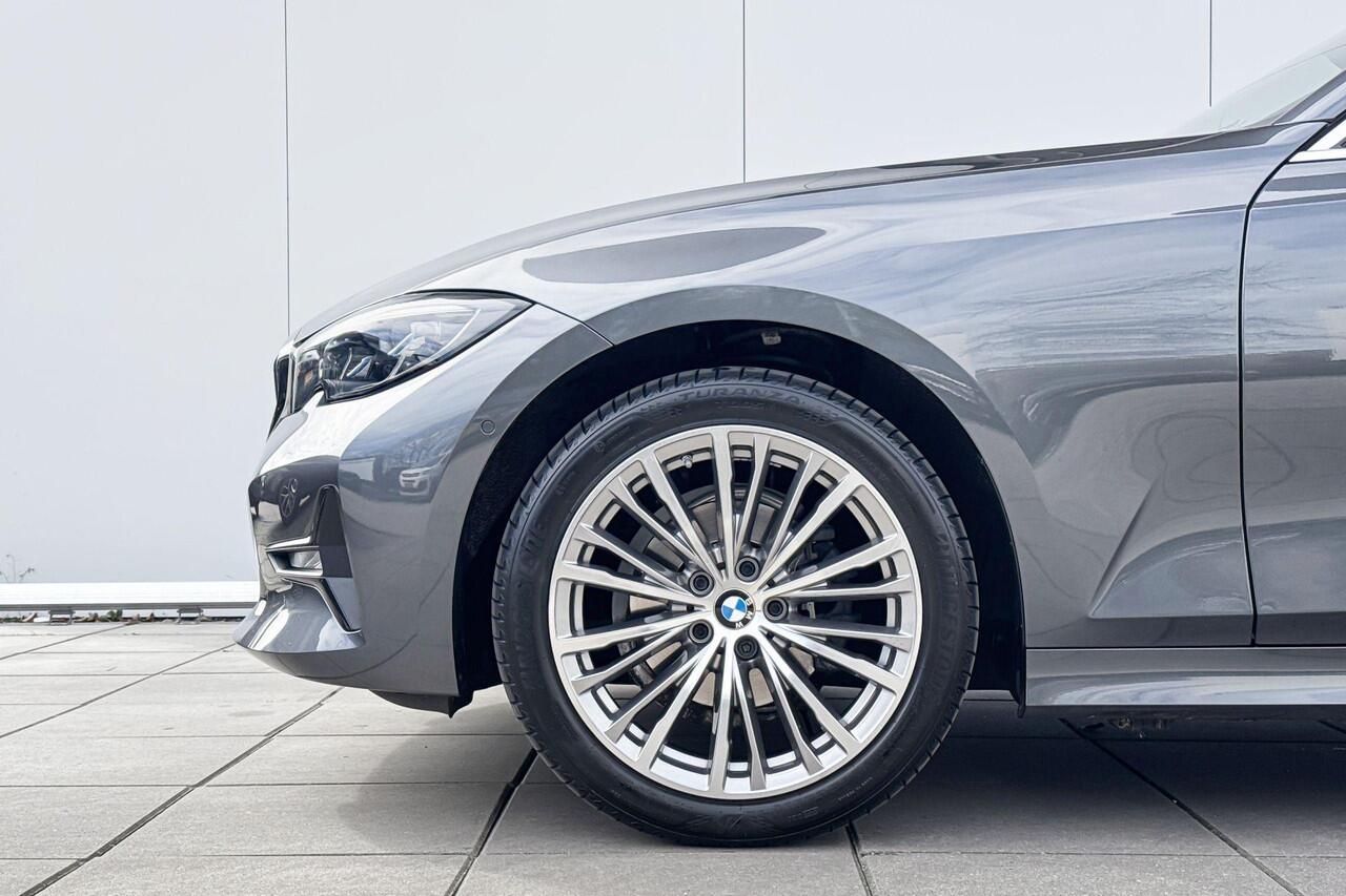 BMW 3-SERIE Sedan 318i Sport Line / Stuurverwarming / Stoelverwarming / Trekhaak
