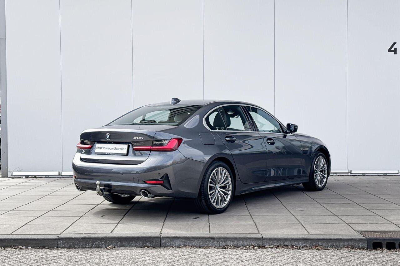 BMW 3-SERIE Sedan 318i Sport Line / Stuurverwarming / Stoelverwarming / Trekhaak