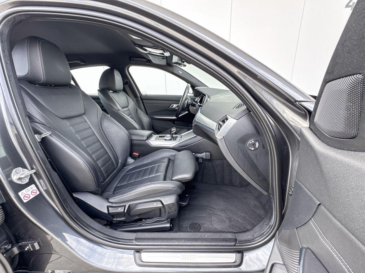 BMW 3-SERIE Sedan 318i Sport Line / Stuurverwarming / Stoelverwarming / Trekhaak
