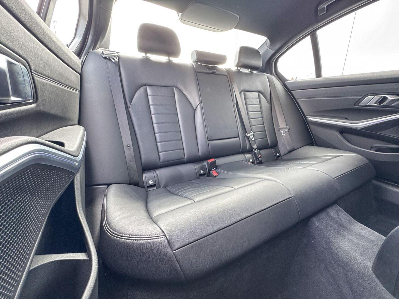 BMW 3-SERIE Sedan 318i Sport Line / Stuurverwarming / Stoelverwarming / Trekhaak