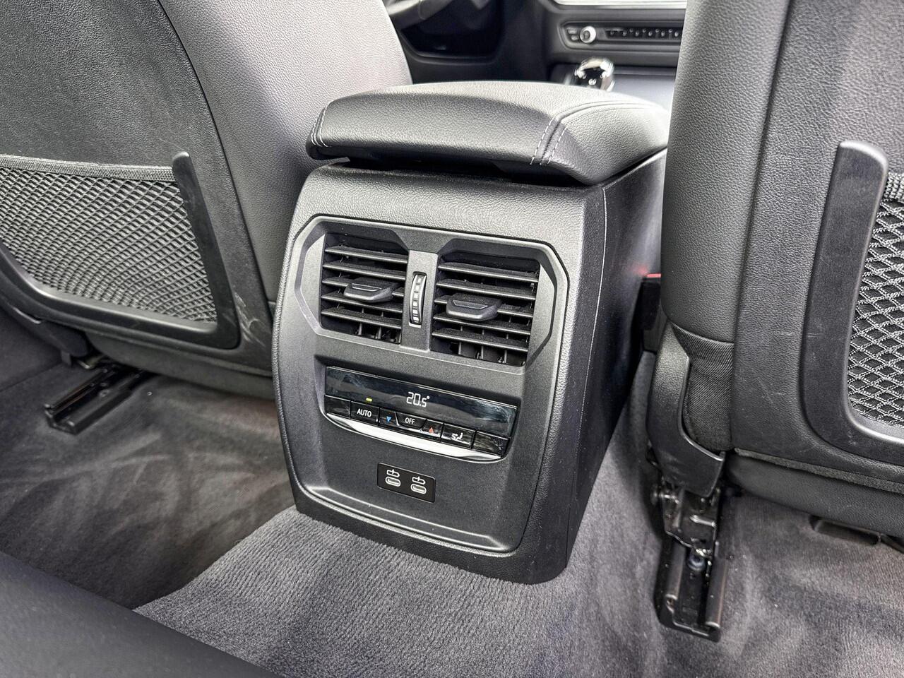 BMW 3-SERIE Sedan 318i Sport Line / Stuurverwarming / Stoelverwarming / Trekhaak