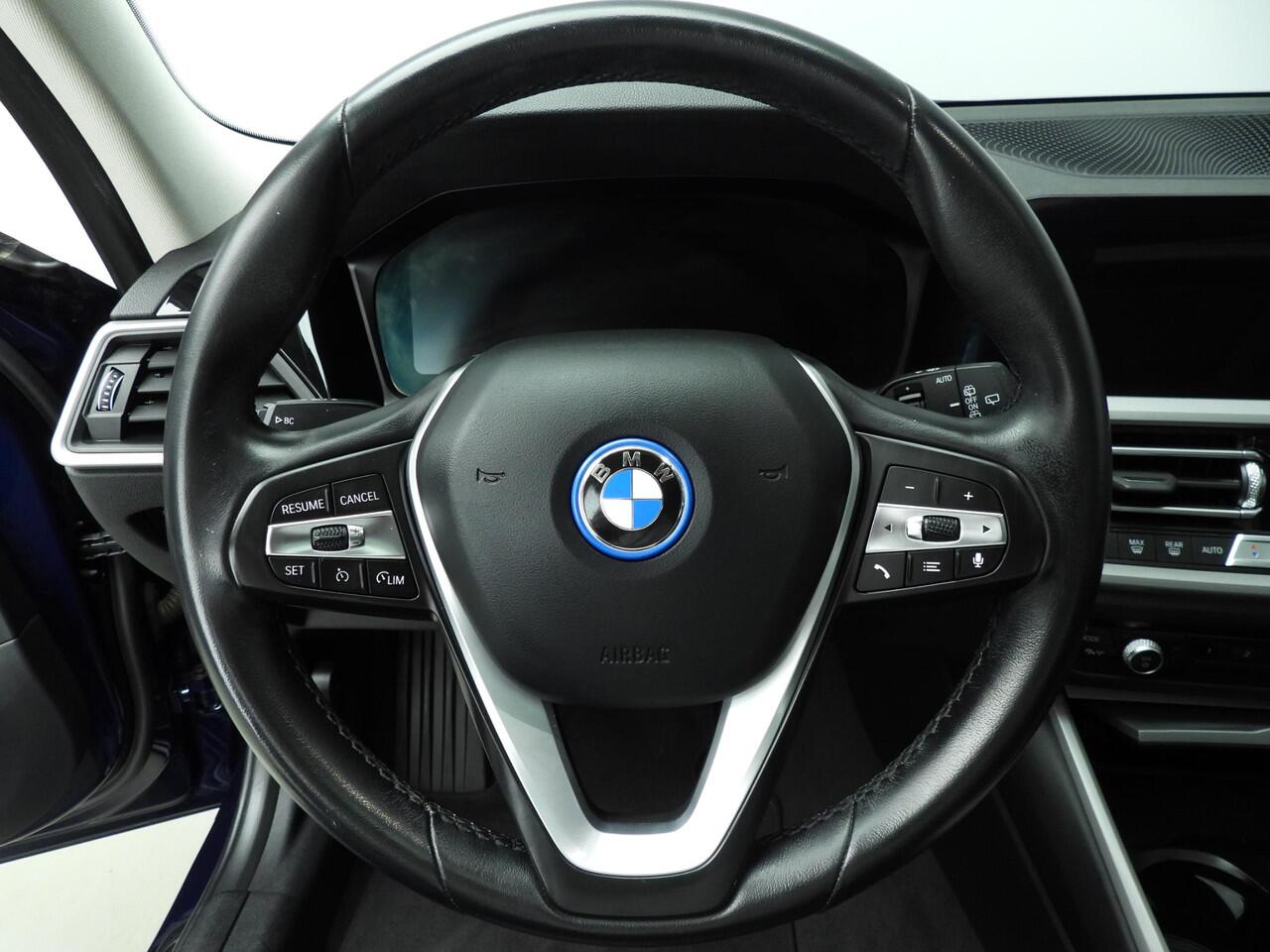 BMW 3-SERIE Touring 330e | Laserlicht | Leder | Navigatie | Schuifdak | Sportstoelen | Chrome line | DAB | Hifi speakers | Alu 18 inch