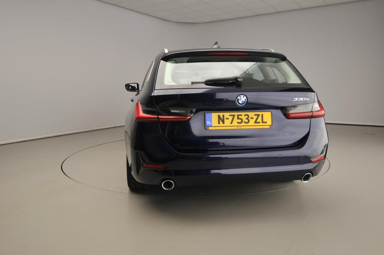 BMW 3-SERIE Touring 330e | Laserlicht | Leder | Navigatie | Schuifdak | Sportstoelen | Chrome line | DAB | Hifi speakers | Alu 18 inch