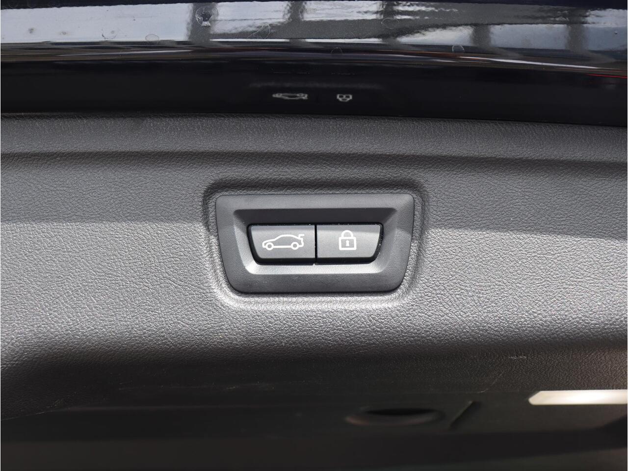 BMW 3-SERIE Touring 320i | High Executive | M Sportpakket | Panodak | Driving Assistant | Comfort Acces | Hi-Fi | Verwarmd Stuurwiel | Parking Pack | 19'' LMV