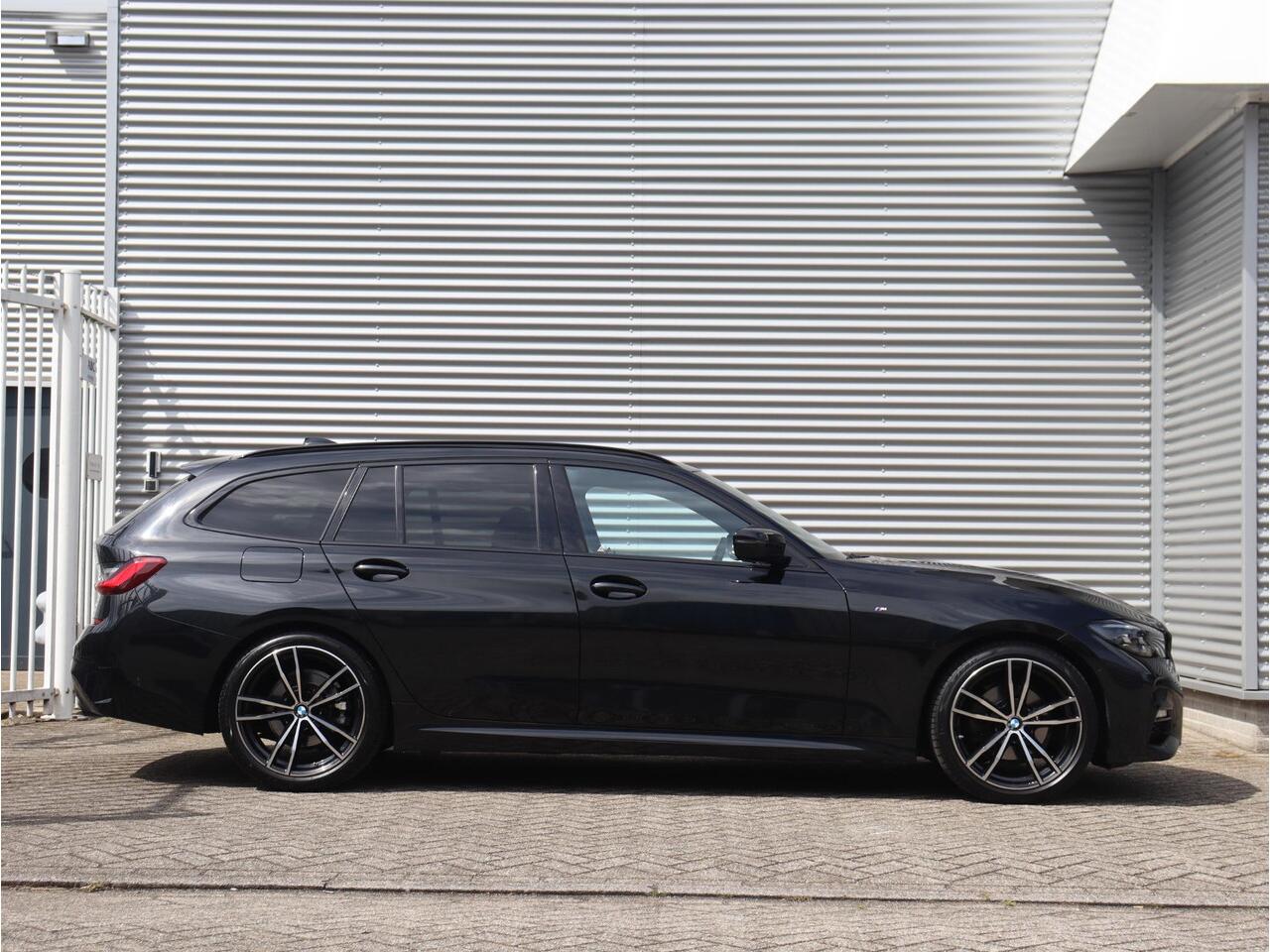BMW 3-SERIE Touring 320i | High Executive | M Sportpakket | Panodak | Driving Assistant | Comfort Acces | Hi-Fi | Verwarmd Stuurwiel | Parking Pack | 19'' LMV