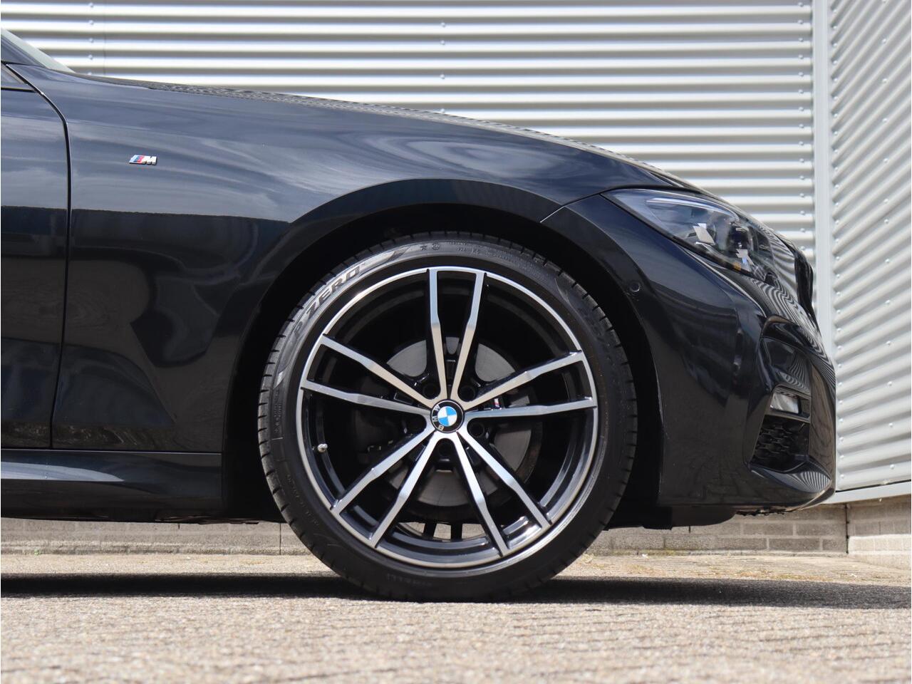 BMW 3-SERIE Touring 320i | High Executive | M Sportpakket | Panodak | Driving Assistant | Comfort Acces | Hi-Fi | Verwarmd Stuurwiel | Parking Pack | 19'' LMV