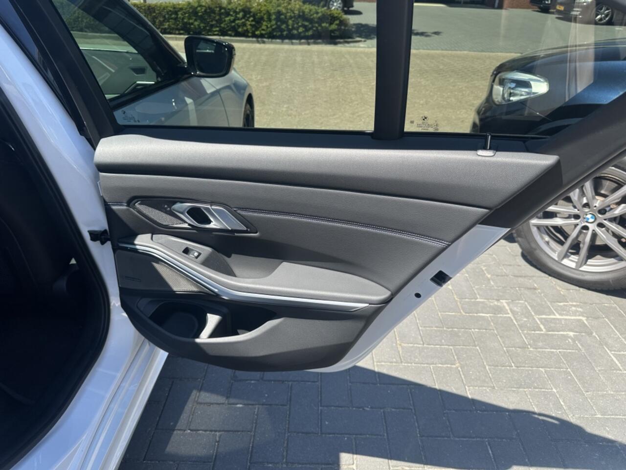 BMW 3-SERIE 318i 2.0 High Exe Dak H&K M-Pakket